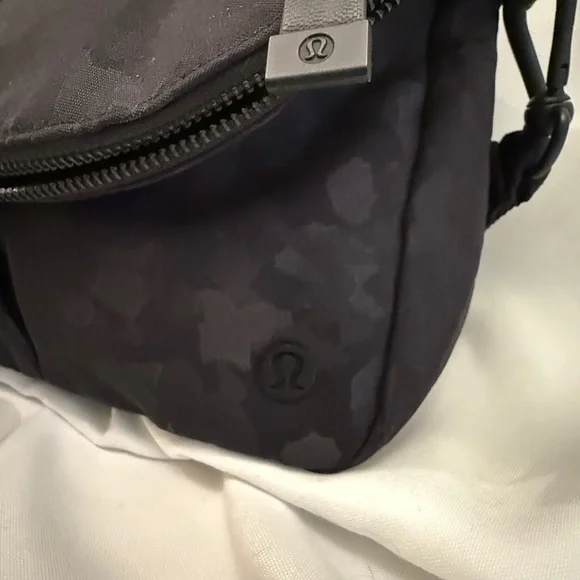 Lululemon All Night Festival Bag Black/grey camo 5L Crossbody Bag - Picture 6 of 6
